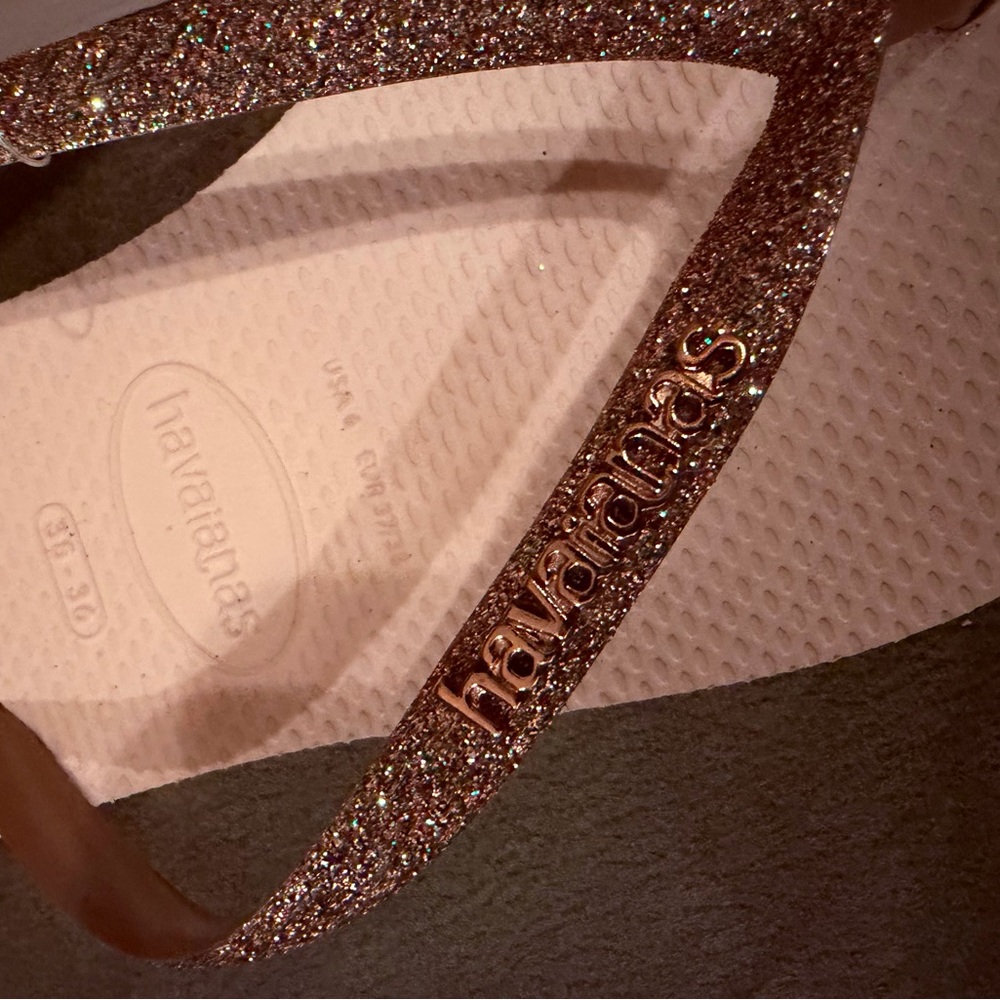 Havaianas Slim Sparkling Glitter Rose Gold Flip Flops
Size 6 - Picture 7 of 7
